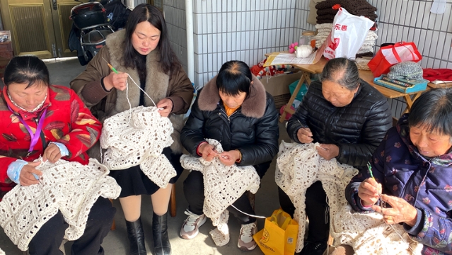 從“指尖技藝”到“指尖經(jīng)濟(jì)”，小小銀針鉤出村民五彩生活