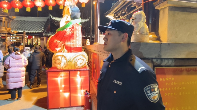 城隍廟元宵活動(dòng)現(xiàn)場(chǎng)，民警點(diǎn)亮“平安燈”