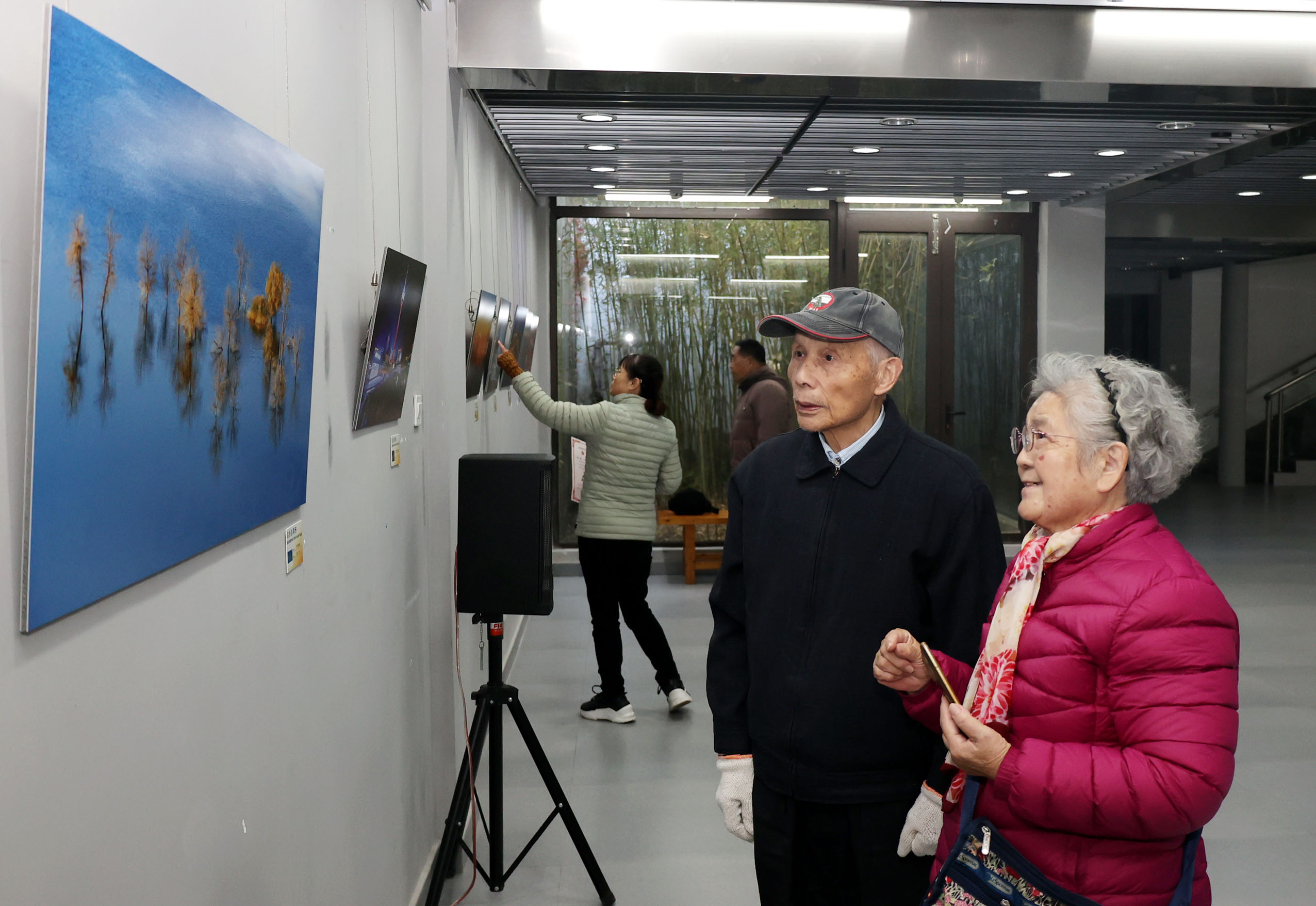 《與光影同行——夕陽美會員攝影作品展》開幕，持續(xù)至12月8日