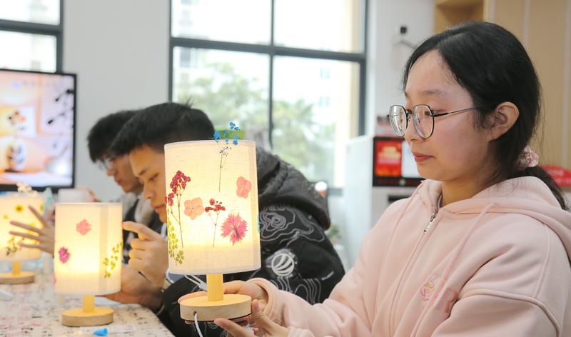 南通科院師生非遺壓花巧制廉潔臺燈