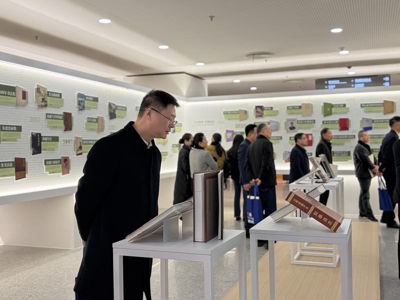 “文字里的當代南通”地方文獻陳列展正在展出