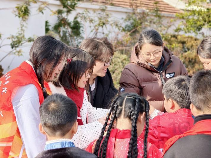 江蘇商院志愿團隊攜手沿河橋小學開展民俗文化宣傳活動